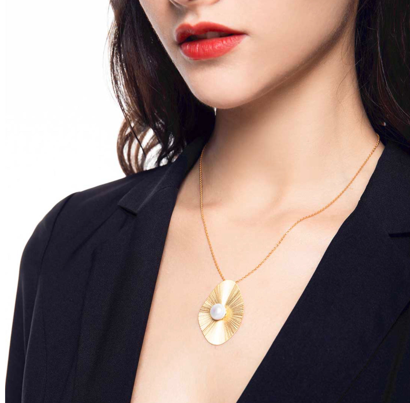 Pearl and Plate Necklace Gold