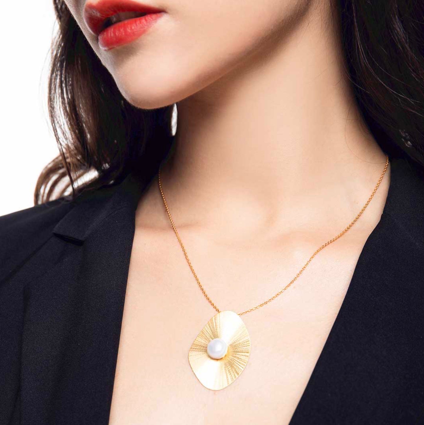Pearl and Plate Necklace Gold