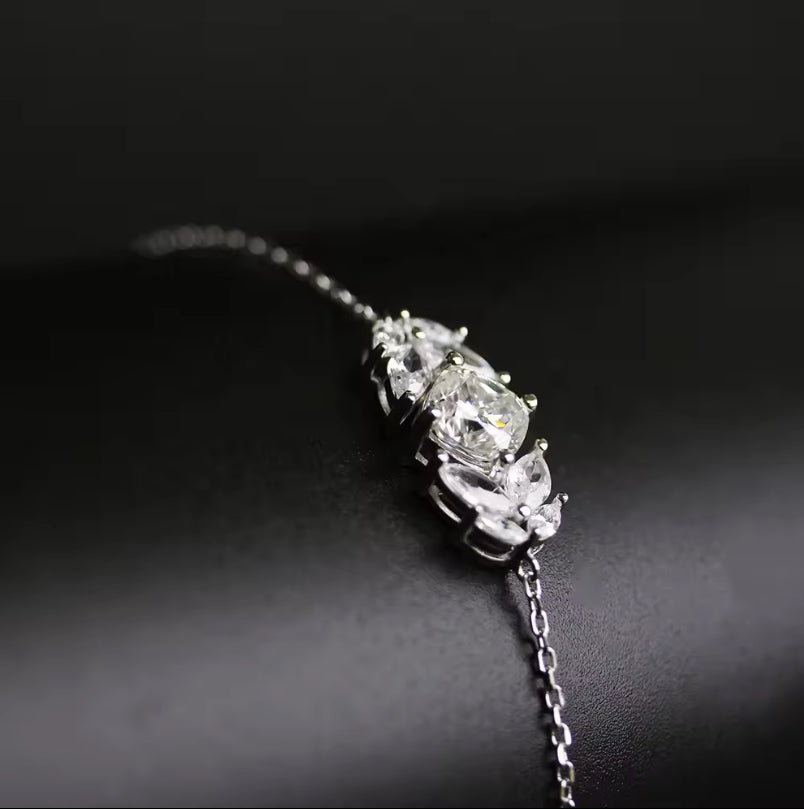 Leaf motif bracelet