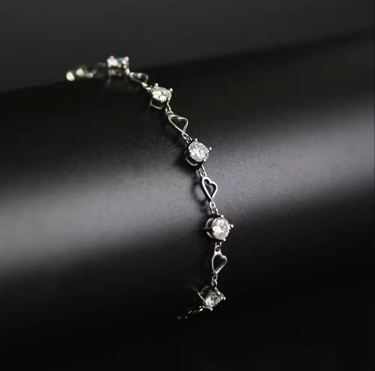 Heart motif bracelet in a variety of colors