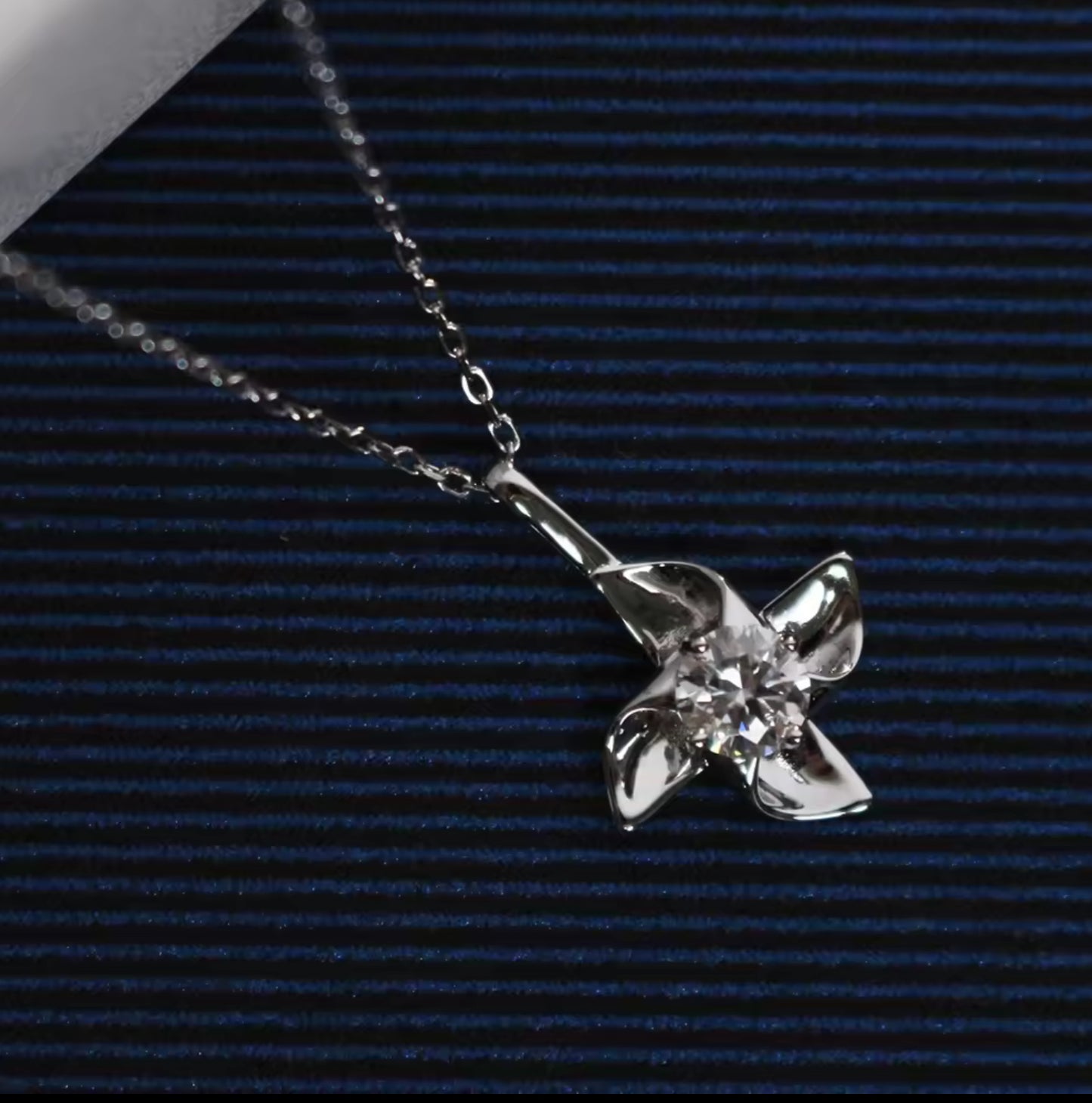 Windmill motif necklace