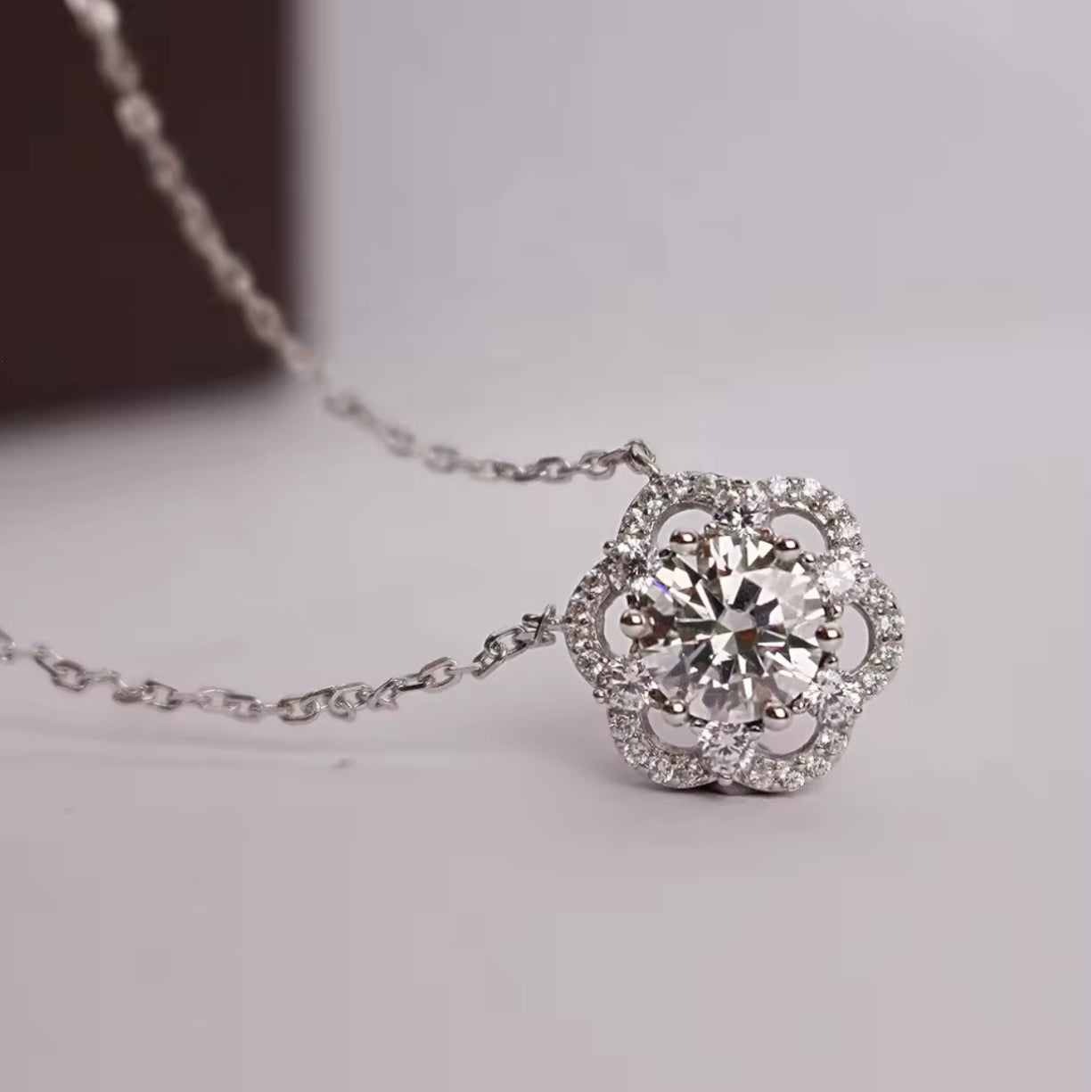 Flower motif necklace