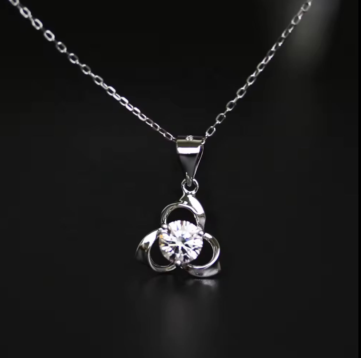 Trefoil motif necklace