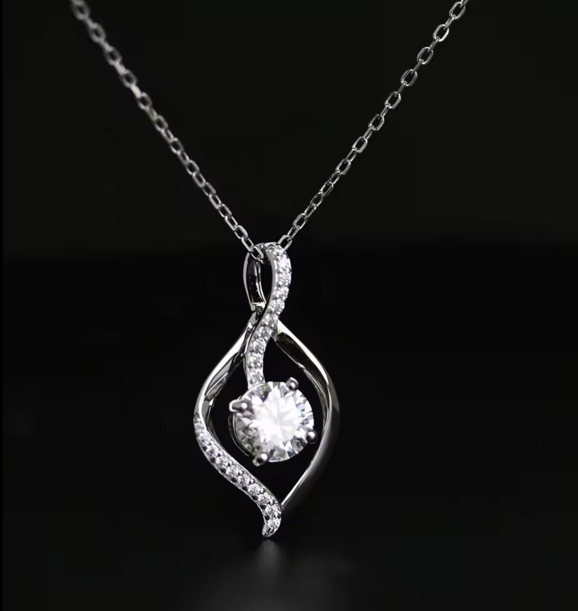 Leaf motif necklace