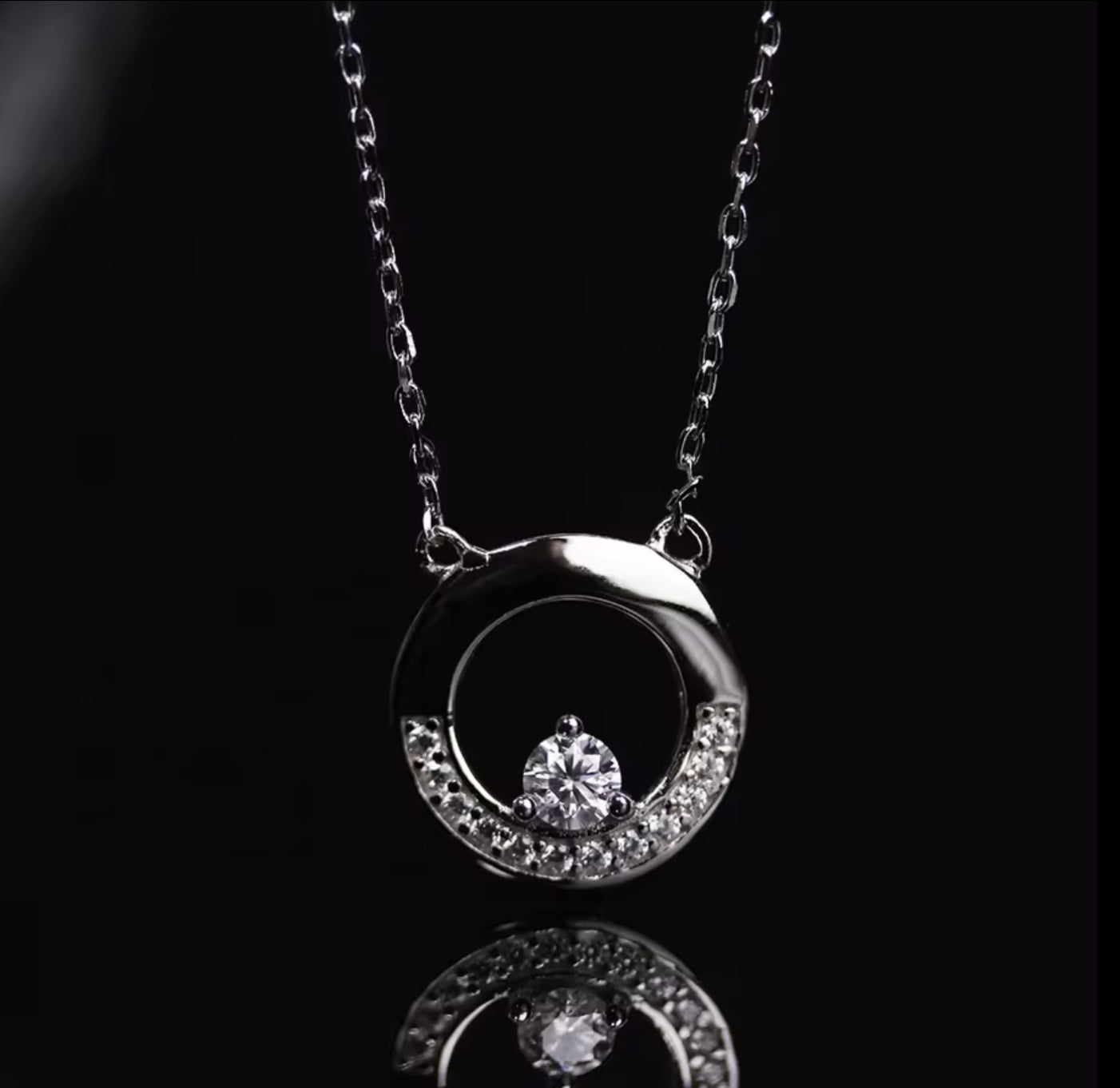 Round motif necklace